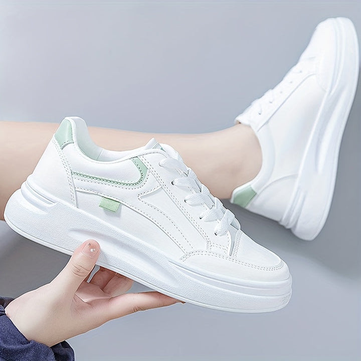 Schicke weisse Sneakers mit leichtem Komfort