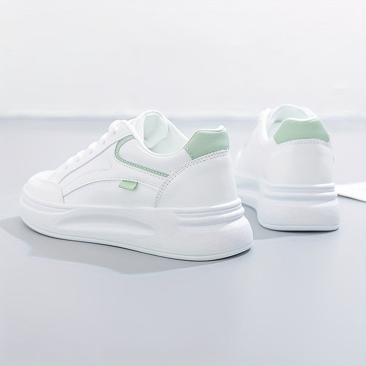 Schicke weisse Sneakers mit leichtem Komfort