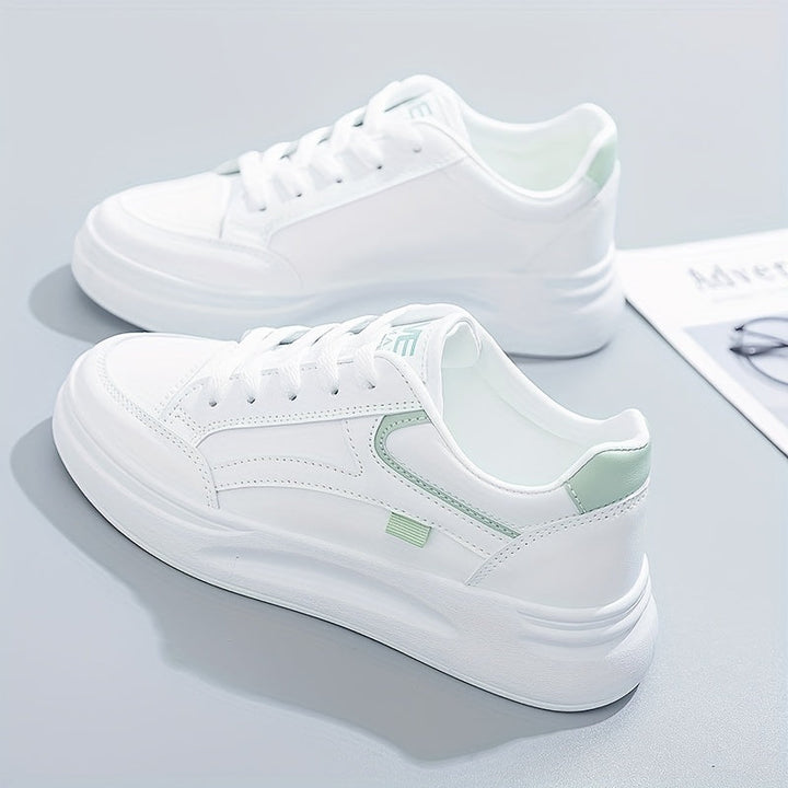Schicke weisse Sneakers mit leichtem Komfort
