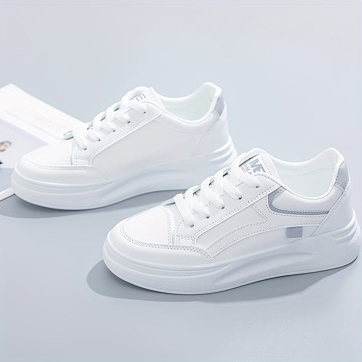 Schicke weisse Sneakers mit leichtem Komfort